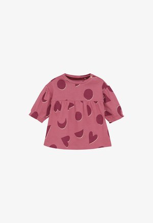 Robe pour bébé rose avec des manches longues et des motifs de cœurs et de cercles rose foncé, présentant un col rond et une fermeture à boutons à l'épaule.
