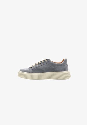 Sneaker grigia in suede con lacci panna e suola spessa cremosa e rigata, vista di lato su sfondo bianco.
