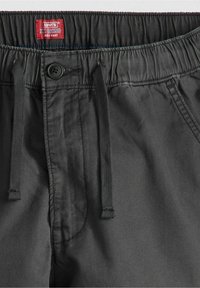 Černé chino kalhoty Levi's s elastickým pasem, nastavitelnou šňůrkou, zapínáním na knoflík a hladkým bavlněným materiálem.