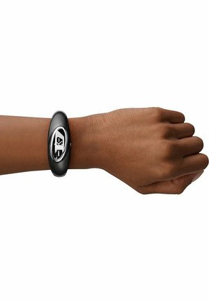 Muñeca con piel oscura que lleva una pulsera inteligente negra que muestra dos iconos monocromáticos en su pantalla.