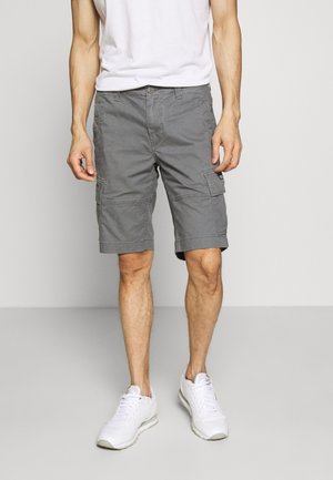 Shorts cargo gris en coton avec deux poches latérales, longueur genou, avec une coupe décontractée et un devant plat.