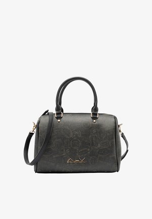 Borsa nera con motivo a timbro di viaggio in rilievo, ferramenta color oro, doppio manico superiore e tracolla rimovibile. Texture liscia.