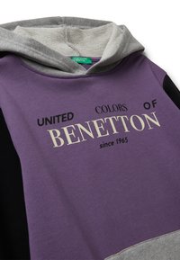Felpa con cappuccio con pannelli viola, neri e grigi, con la scritta "United Colors of Benetton dal 1965" sul fronte.