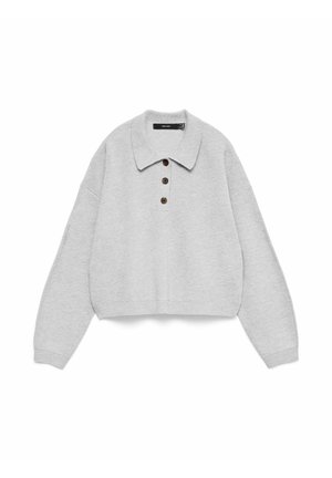 Gaiši pelēka saīsināta džemperis ar apkakli, trim brūnām pogām, nolaistām pleciem un ribas tekstūru piedurknēs un apakšmalā.