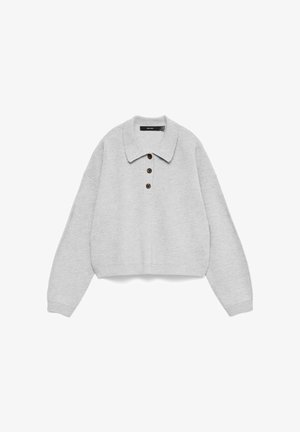 Gaiši pelēka saīsināta džemperis ar apkakli, trim brūnām pogām, nolaistām pleciem un ribas tekstūru piedurknēs un apakšmalā.