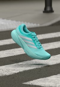 Δεν επιλέχθηκε, flash aqua/footwear white/silver-coloured metallic