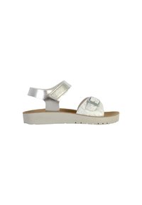 Sandali metallici argento con cinturino alla caviglia regolabile, una larga fascia frontale con una fibbia decorativa e una soletta bianca leggera.