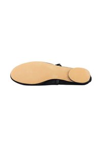 Zapato plano negro con parte superior de cuero y punta redonda. La suela es beige, lisa y plana, con un acento circular cerca del talón.