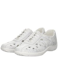 Scarpe bianche con un motivo floreale intagliato, caratterizzate da una trama morbida, design con lacci e una suola flessibile per comfort e traspirabilità.
