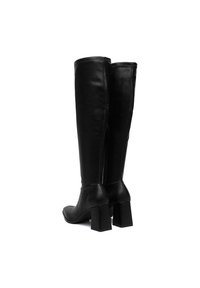 Cizme din piele neagră, până la genunchi, cu toc pătrat, textură netedă și cusături minime, concepute pentru o ajustare strânsă pe picior.