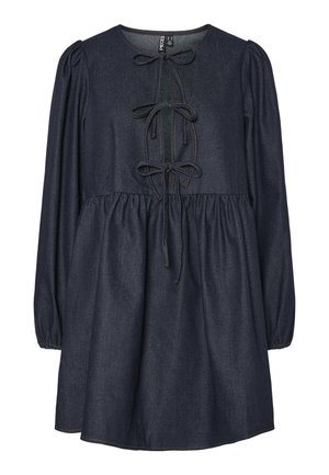 Džínové šaty s kulatým výstřihem, dlouhými nafouknutými rukávy a staženým pasem se zavazováním. Tmavě modrá barva s kontrastním prošitím.