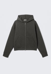 Czarnoszary skrócony hoodie z zamkiem błyskawicznym z przodu, kapturem ze sznurkiem oraz dwoma bocznymi kieszeniami. Posiada ściągacze na rękawach i miękką fakturę.