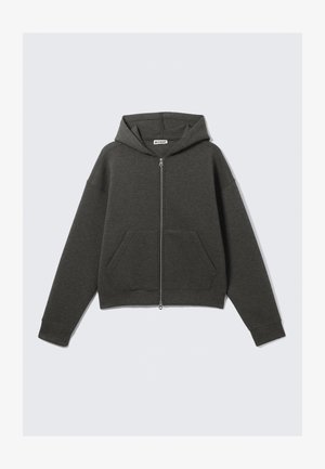 Mørk grå cropped hettegenser med frontlås, snøring på hetten og to sidelommer. Har ribbestrikkede ermer og myk tekstur.
