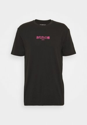 Schwarzes Baumwoll-T-Shirt mit kurzen Ärmeln, Rundhalsausschnitt und pinkem japanischen Text mit "BERLIN" darunter, mittig auf der Brust.
