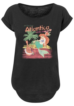 Sort kortærmet t-shirt med et grafisk print af en havfrue, palmetræer og en guitar, med teksten "greetings from Atlantica" i farverigt bogstavskrift.
