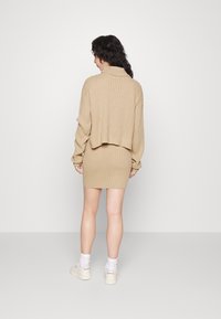 IN THE STYLE LORNA LUXE SUNDAY ROLL NECK STEP HEM JUMPER - Camisola - camel