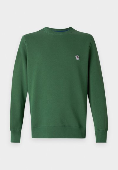 Sudadera verde con cuello redondo y mangas largas. Presenta un pequeño diseño bordado en el lado izquierdo del pecho. Textura de tela suave.
