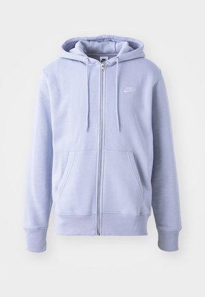 Lysblå zip-hoodie lavet af blødt stof, med en kængurulomme, snørehætte og et lille hvidt logo på brystet.