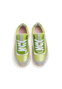 Limonengrüne Sneaker mit strukturiertem Mesh und glänzenden Akzenten. Weiße Schnürsenkel, gepolsterter Kragen und dicke beige Sohle. Reflexionsdetails an den Seiten.