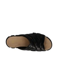 Sandalo in pelle nera con fasce intrecciate, design open toe e una suola interna di un leggero colore beige. Suola piatta con una struttura minimalista.