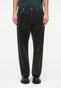 Pantaloni din denim negri cu o croială relaxată, design clasic cu cinci buzunare, închidere cu nasture metalic și decolorare subtilă pentru textură.
