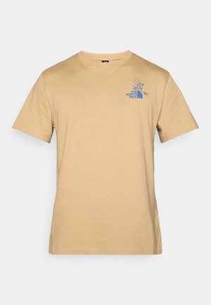 Beige T-shirt med korte ærmer, der har et blåt logo på brystet, lavet af blødt bomuld med en klassisk rund hals.