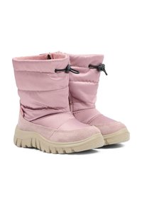 Para różowych ocieplanych zimowych butów z beżowymi gumowymi podeszwami i regulowanymi czarnymi sznurkami u góry dla lepszego dopasowania.