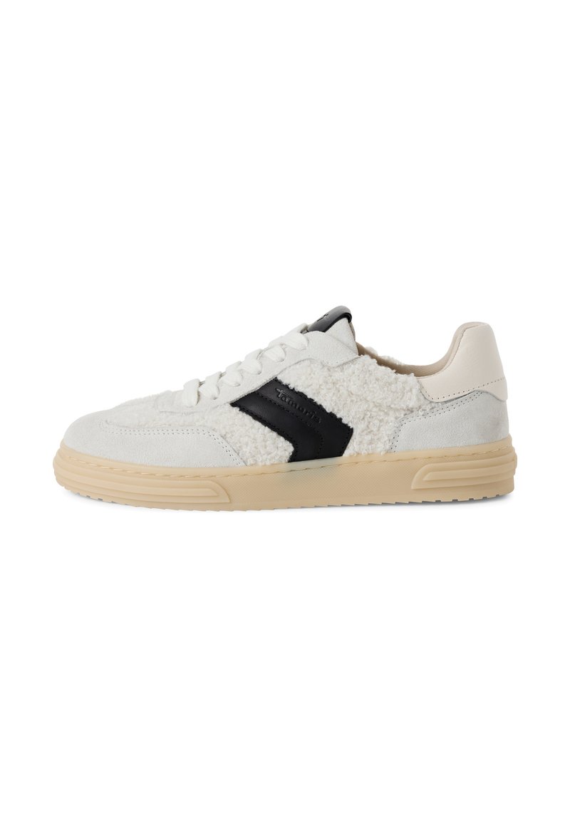 Weiße Wildledersneaker mit schwarzen Akzenten und flauschiger Textur, ausgestattet mit einer gepolsterten Sohle und klassischem Schnürdesign.