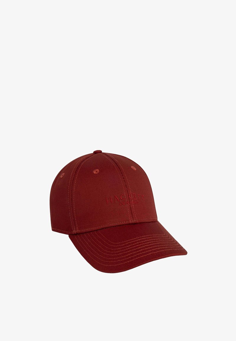 Gorra de béisbol color marrón, hecha de algodón, con un visor ligeramente curvado y un logotipo bordado en la parte frontal. Se aprecian detalles de costura sutiles.