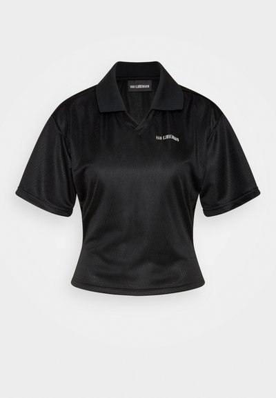 Polo preto de manga curta, feito de um tecido suave e texturizado, com decote em V, padrão de losangos subtil e um logótipo no peito.