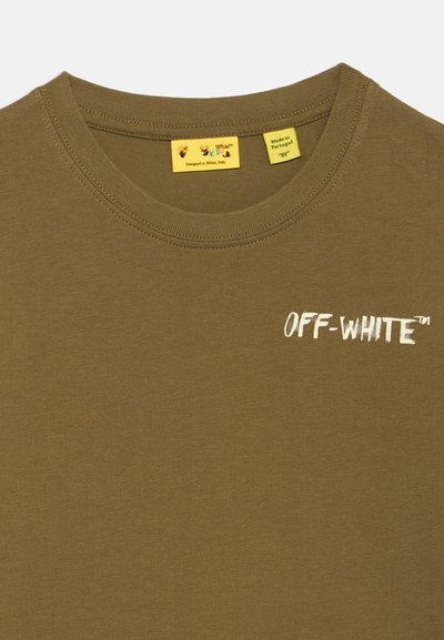 Λαδί πράσινο T-shirt με στρογγυλή λαιμόκοψη, λευκό κείμενο "OFF-WHITE™" στο στήθος και κίτρινες ετικέτες που αναγράφουν "Designed in Milan, Italy" και "Made in Portugal".