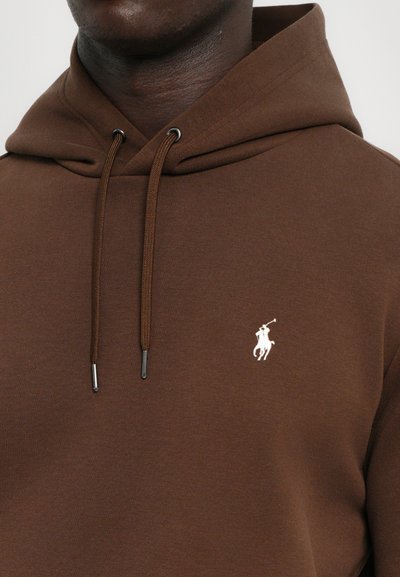 Sweatshirt de algodão castanho com capuz ajustável, punhos em canelado e um pequeno logotipo branco da polo no lado esquerdo. Textura suave com um corte casual.