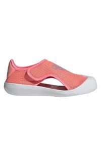 Scarpe slip-on in rete rosa con suola in gomma bianca, caratterizzate da un design a ritagli e una chiusura in velcro per facilitare l'indossamento. Sopra tessuto testurizzato per favorire la traspirabilità.