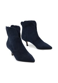 Granatowe zamszowe botki za kostkę z wydłużonym noskiem, niskim obcasem i rozszerzonym krawędzią na górze. Gładka faktura bez widocznych akcesoriów lub wzorów.