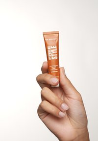 The Body Shop FREESTYLE MULTI COLOUR - Foundation - rebel