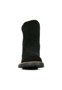 Botín de ante negro con puntera redondeada y suela de goma texturizada. El diseño cuenta con un minimalismo en las costuras y una superficie superior lisa.