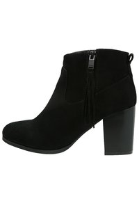 Czarne zamszowe botki za kostkę z zaokrąglonym noskiem, bocznym zamkiem błyskawicznym i frędzlami, osadzone na masywnej czarnej obcasie. Gładka faktura i minimalistyczny design.