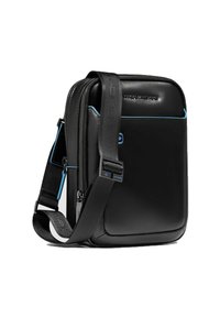 Schwarze synthetische Umhängetasche mit blauen Akzenten, rechteckiger Form, Reißverschluss, verstellbarem Riemen und geprägtlichem Logo auf der Vorderseite.