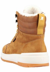Braune Wildleder-Ankle-Boots mit weißer Gummisohle, strukturiertem Isolationskragen, hellbraunen Schnürsenkeln und schwarzen Ösen. Mit einem Logo auf der Rückseite.