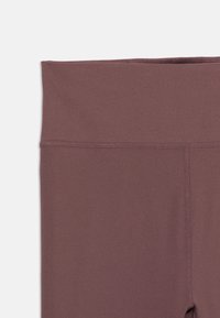 Μακριά, μαρουνένια κολάν υψηλής μέσης από ελαστικό, ομαλό ύφασμα με επίπεδες ραφές και χωρίς ραφή μέση για άνεση και ευελιξία.