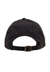 Schwarze Baseballkappe mit gebogenem Schirm, verstellbarem Rückenriemen und gestickten Belüftungslöchern auf der Krone. Strapazierfähige Stofftextur.
