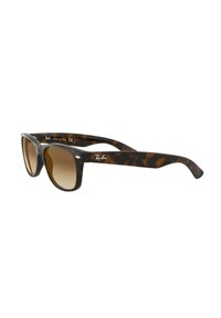 Occhiali da sole Ray-Ban in tartaruga con lenti graduati marroni, forma quadrata e montatura spessa, con logo del marchio sulla tempia.