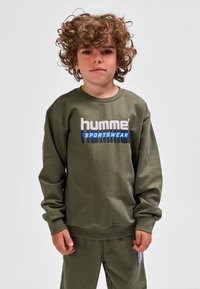 Donkergroen olijfgroene sweatshirt met lange mouwen en geribbelde boorden, met het "hummel SPORTSWEAR" logo in wit en blauw over de borst.