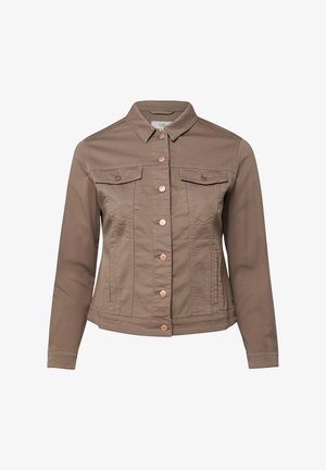 Brązowa kurtka dżinsowa zapinana na guziki z długimi rękawami, dwoma klapowymi kieszeniami na piersi oraz bocznymi kieszeniami na listwę na białym tle.