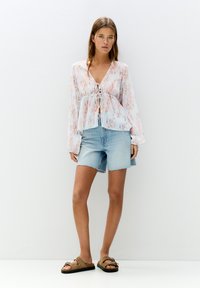 PULL&BEAR - FLOWING PRINTED TIED - Blouse - blue Miniatuurafbeelding 1