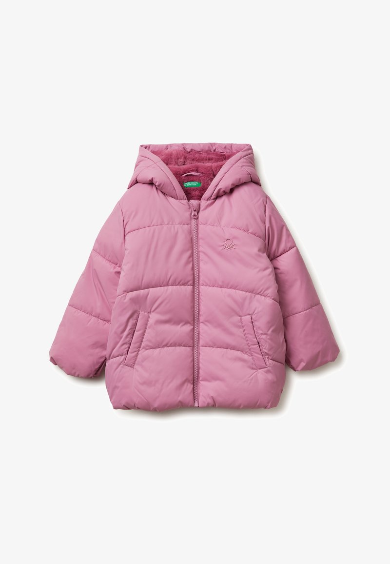 Světle růžová péřovka se zipem, kapucí, prošívaným designem a fleecovou podšívkou. Obsahuje dvě boční kapsy a nenápadné logo.