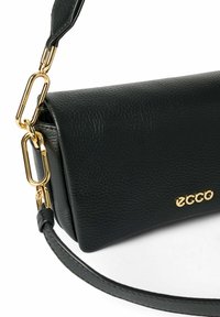 Borsa a clutch in pelle nera a ciottoli con un accento in catena dorata, dotata di una tracolla staccabile e logo in rilievo sulla parte frontale.