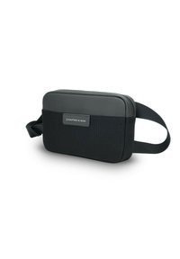 Czarna torba na ramię z gładką szaro-skalną górną częścią, metką z logo, prostokątnym kształtem i regulowanym paskiem. Teksturowana zewnętrzna powierzchnia poprawia chwyt.