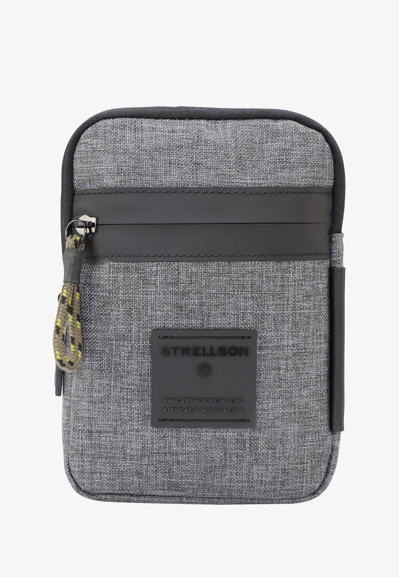 Sacchetto in tessuto grigio con un esterno testurizzato, una fascia nera liscia, una cerniera con un tirante intrecciato e un'etichetta nera con il marchio.