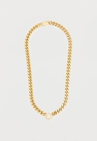 Κολιέ με χρυσή αλυσίδα με χοντρούς κρίκους, που διαθέτει εξαγωνικό μενταγιόν διακοσμημένο με μικρές διαφανείς πέτρες στο κέντρο.